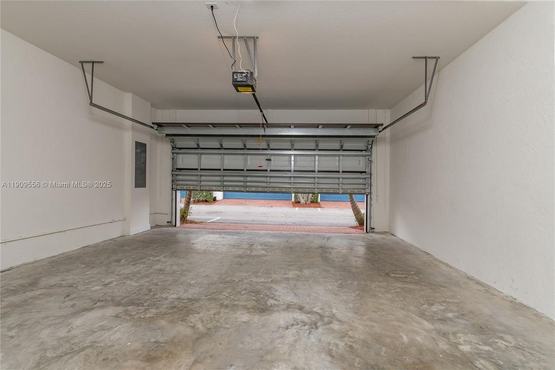 Active With Contract: $3,500 (3 beds, 3 baths, 1955 Square Feet)