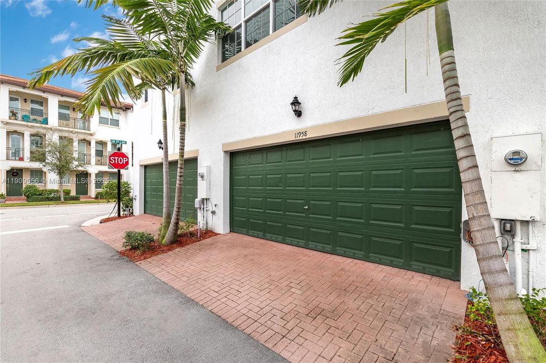 Active With Contract: $3,500 (3 beds, 3 baths, 1955 Square Feet)