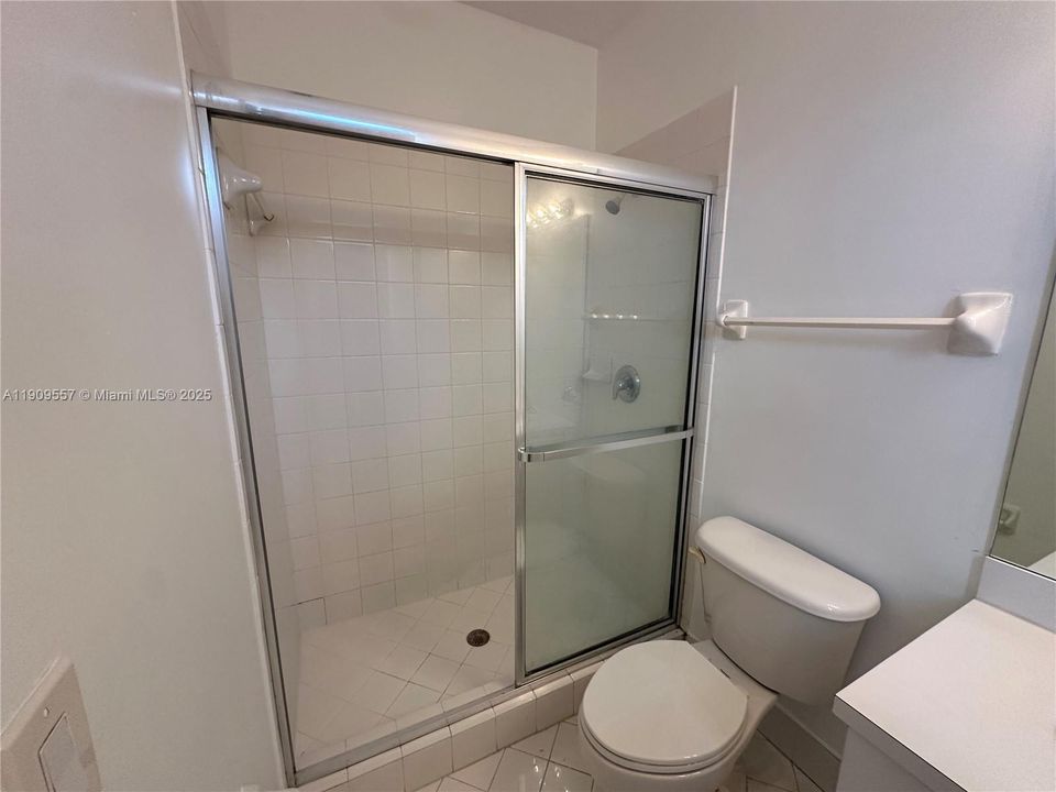 Activo con contrato: $2,300 (3 camas, 2 baños, 1379 Pies cuadrados)