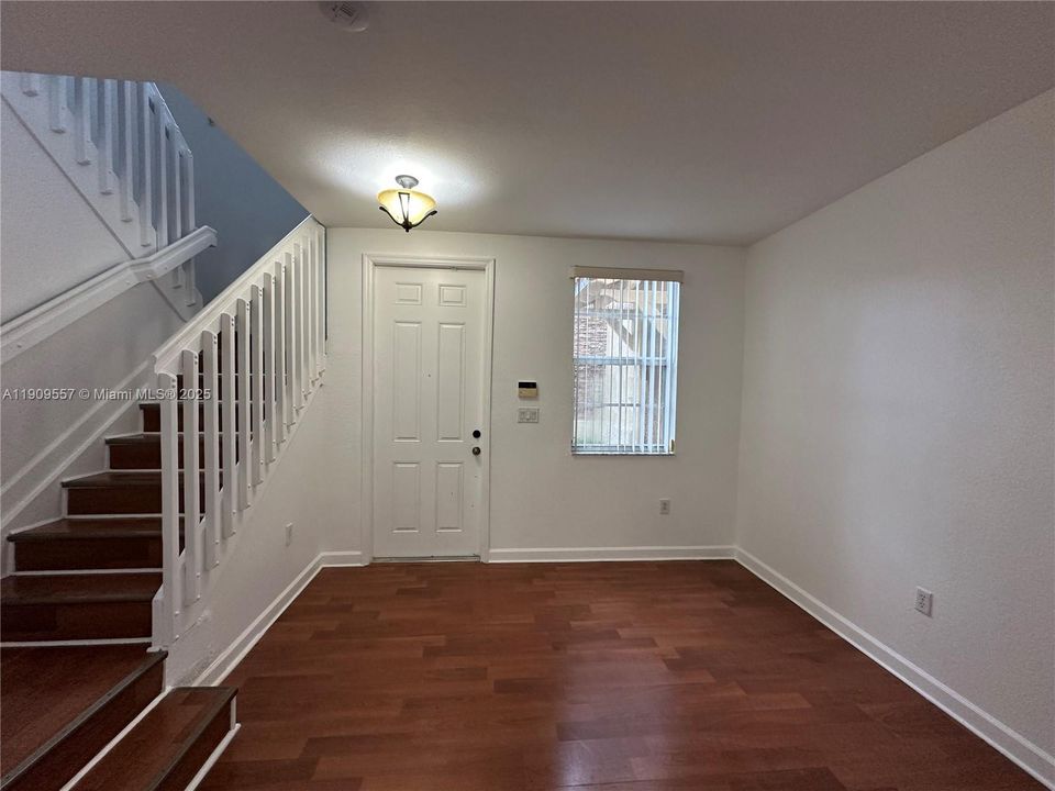 Activo con contrato: $2,300 (3 camas, 2 baños, 1379 Pies cuadrados)