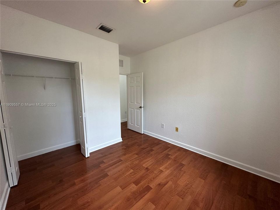 Activo con contrato: $2,300 (3 camas, 2 baños, 1379 Pies cuadrados)