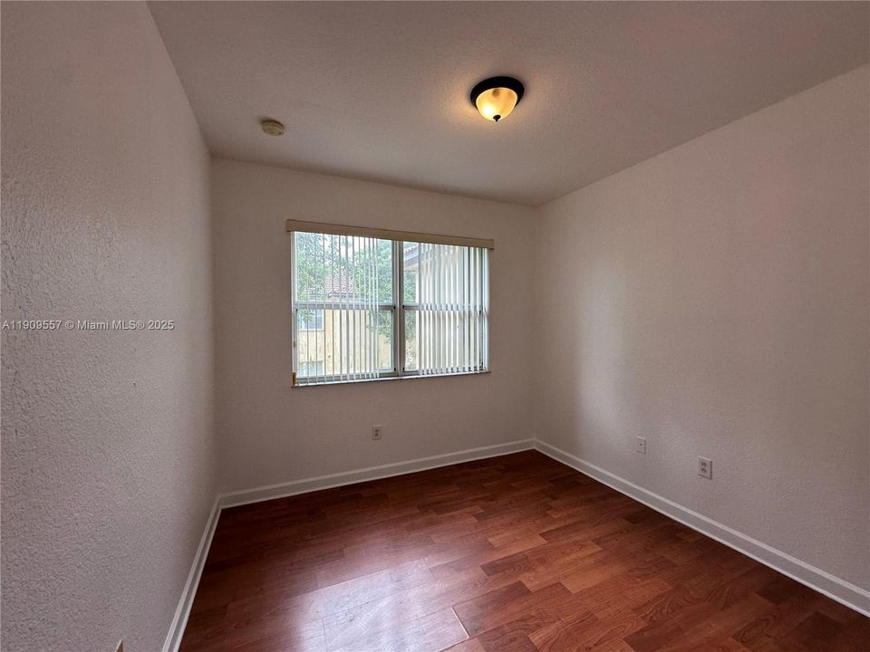 Activo con contrato: $2,300 (3 camas, 2 baños, 1379 Pies cuadrados)