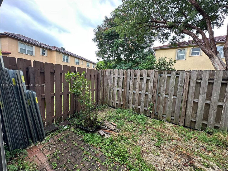 Activo con contrato: $2,300 (3 camas, 2 baños, 1379 Pies cuadrados)