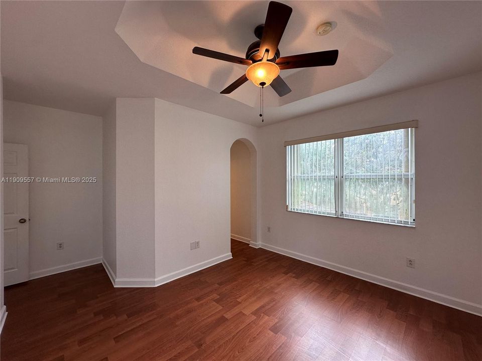 Activo con contrato: $2,300 (3 camas, 2 baños, 1379 Pies cuadrados)