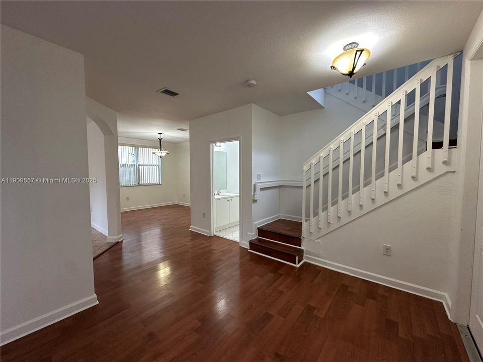 Activo con contrato: $2,300 (3 camas, 2 baños, 1379 Pies cuadrados)