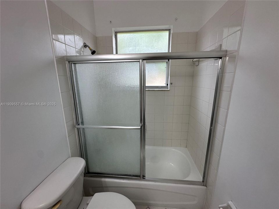 Activo con contrato: $2,300 (3 camas, 2 baños, 1379 Pies cuadrados)