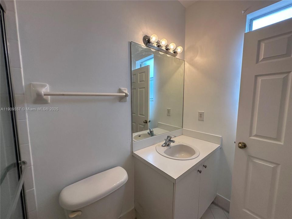 Activo con contrato: $2,300 (3 camas, 2 baños, 1379 Pies cuadrados)