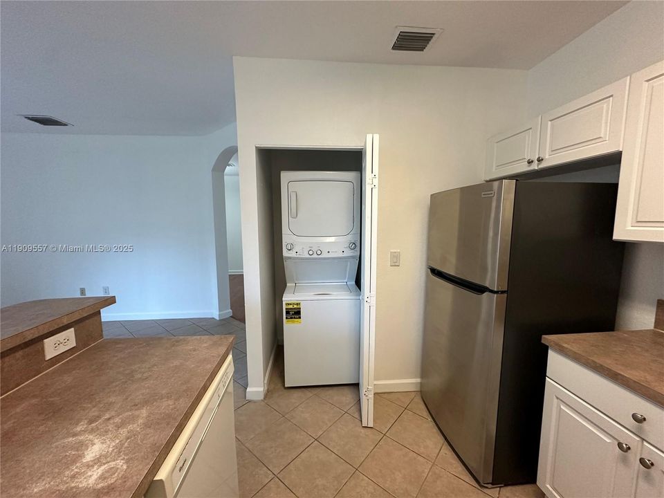 Activo con contrato: $2,300 (3 camas, 2 baños, 1379 Pies cuadrados)