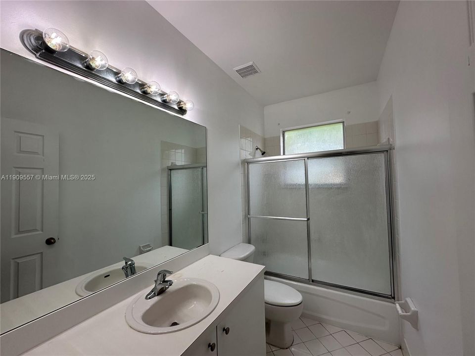 Activo con contrato: $2,300 (3 camas, 2 baños, 1379 Pies cuadrados)