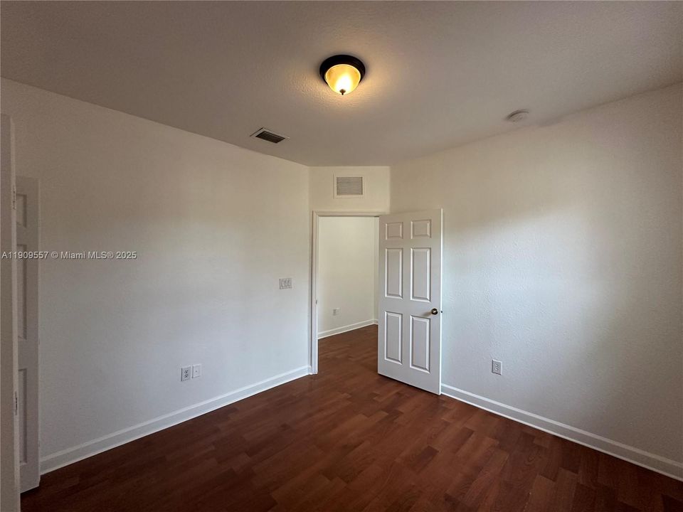 Activo con contrato: $2,300 (3 camas, 2 baños, 1379 Pies cuadrados)