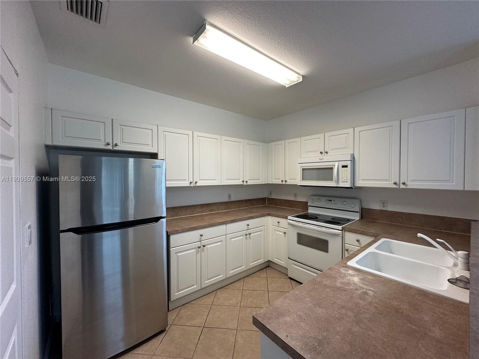 Activo con contrato: $2,300 (3 camas, 2 baños, 1379 Pies cuadrados)