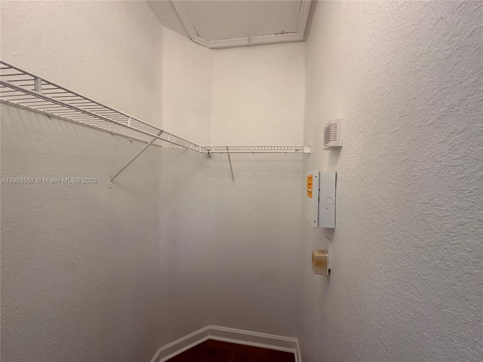 Activo con contrato: $2,300 (3 camas, 2 baños, 1379 Pies cuadrados)