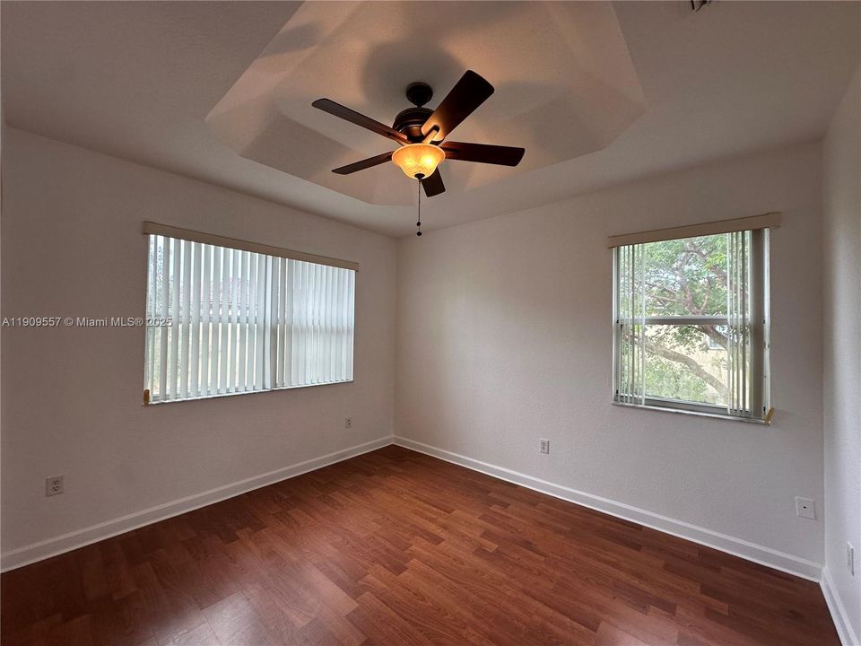 Activo con contrato: $2,300 (3 camas, 2 baños, 1379 Pies cuadrados)