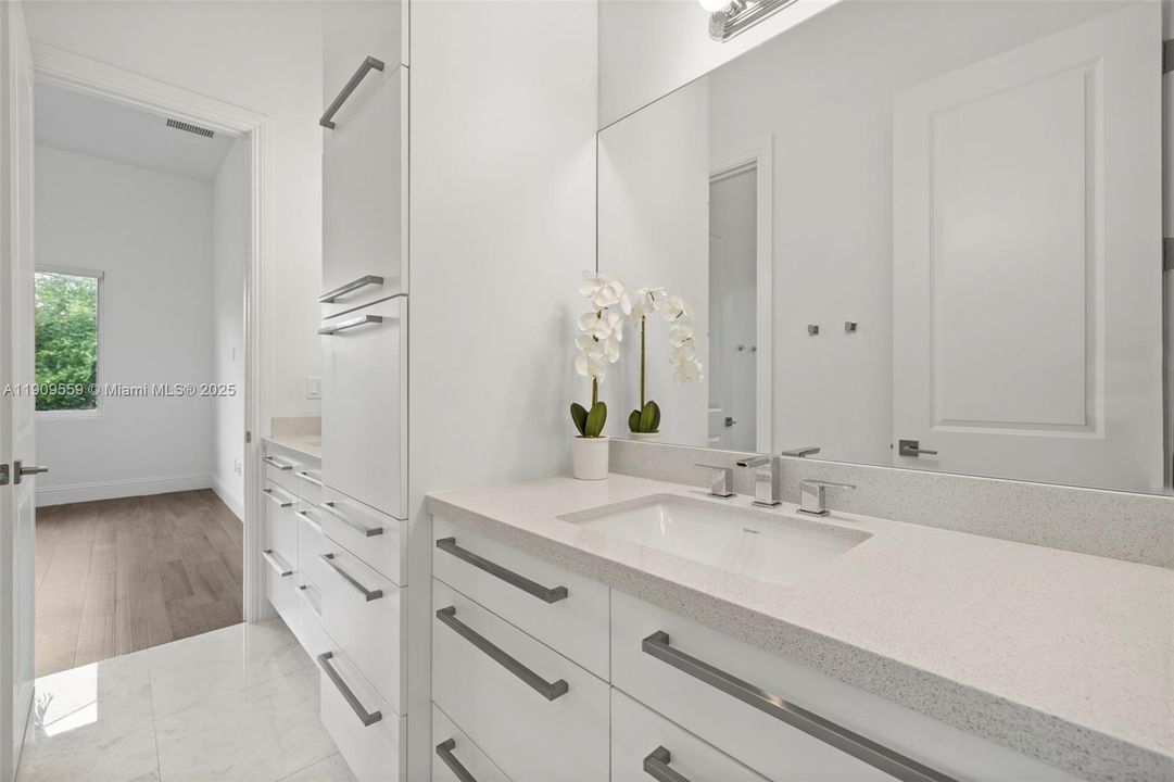 В аренду: $17,000 (6 спален, 6 ванн, 4444 Квадратных фут)