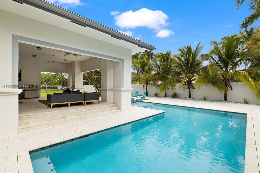 В аренду: $17,000 (6 спален, 6 ванн, 4444 Квадратных фут)