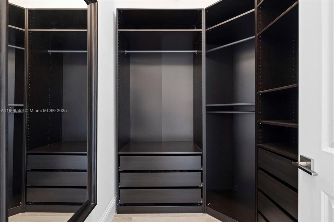 В аренду: $17,000 (6 спален, 6 ванн, 4444 Квадратных фут)