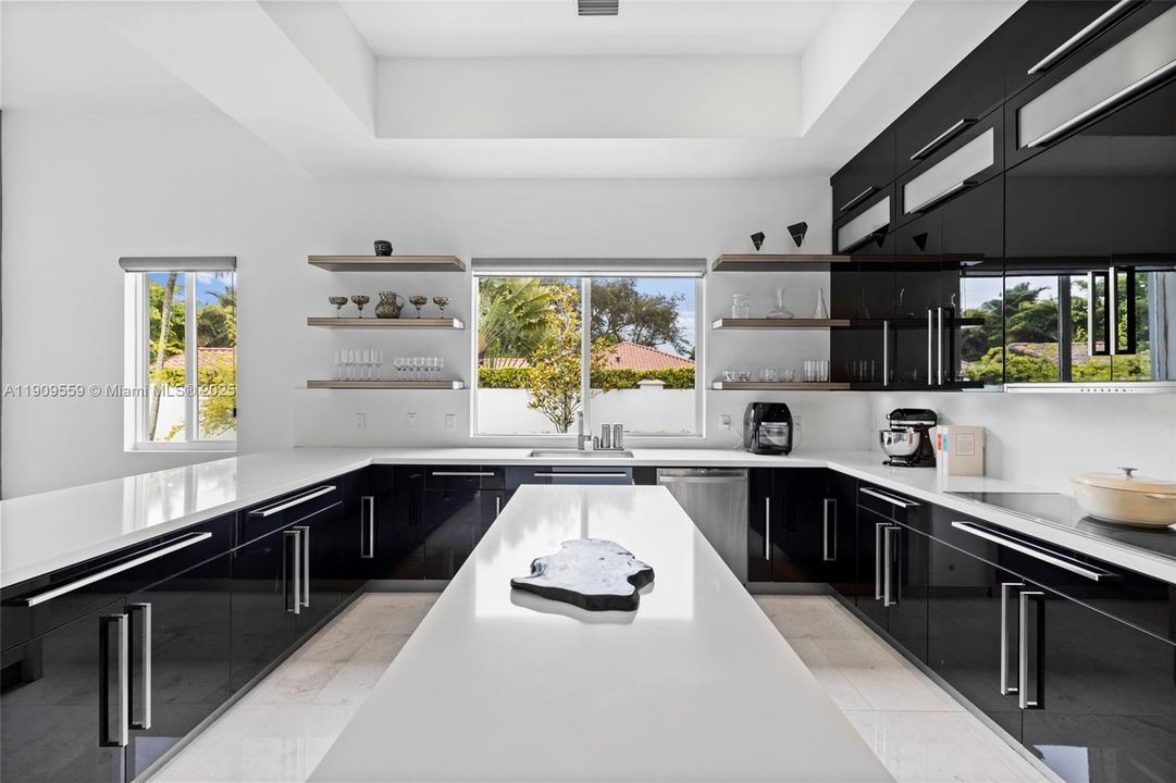 В аренду: $17,000 (6 спален, 6 ванн, 4444 Квадратных фут)