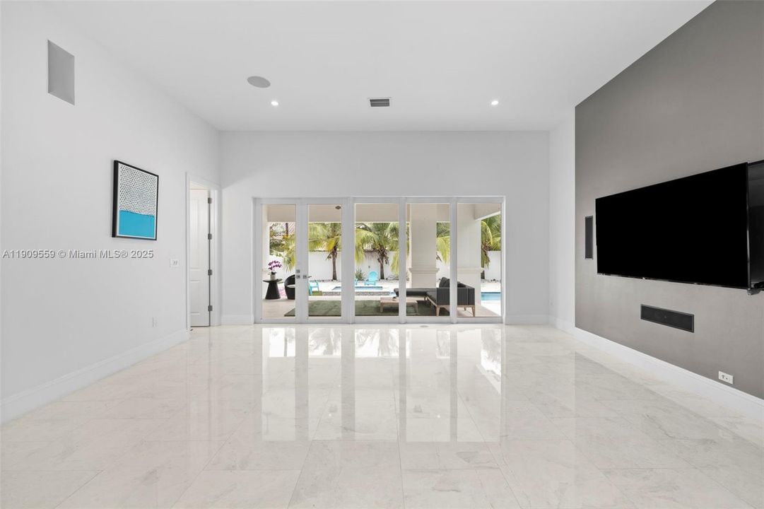 В аренду: $17,000 (6 спален, 6 ванн, 4444 Квадратных фут)