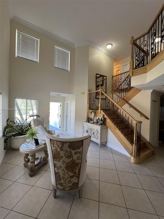 Под контрактом: $599,000 (4 спален, 2 ванн, 2231 Квадратных фут)