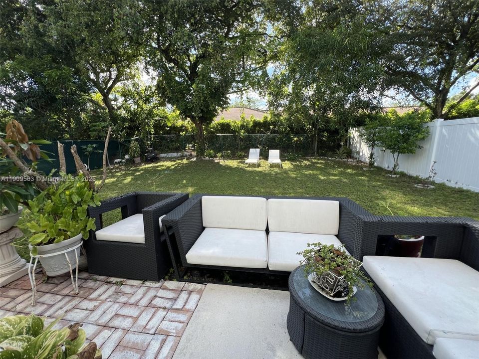 Под контрактом: $599,000 (4 спален, 2 ванн, 2231 Квадратных фут)