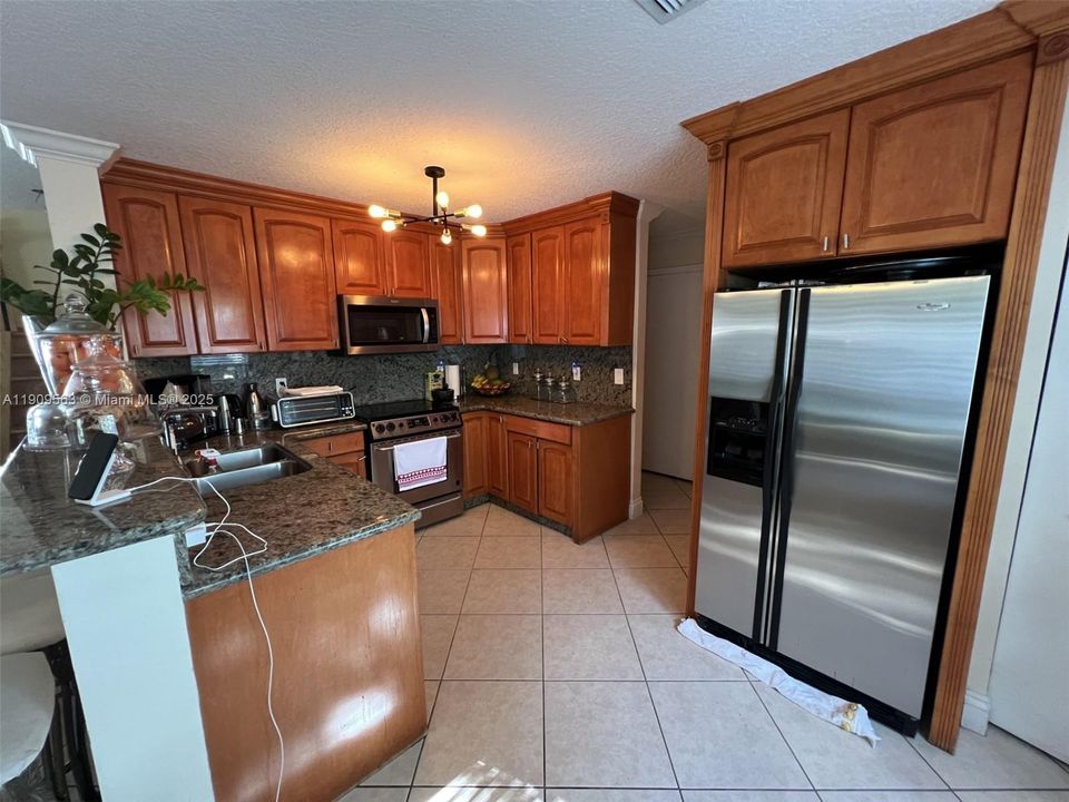 Под контрактом: $599,000 (4 спален, 2 ванн, 2231 Квадратных фут)