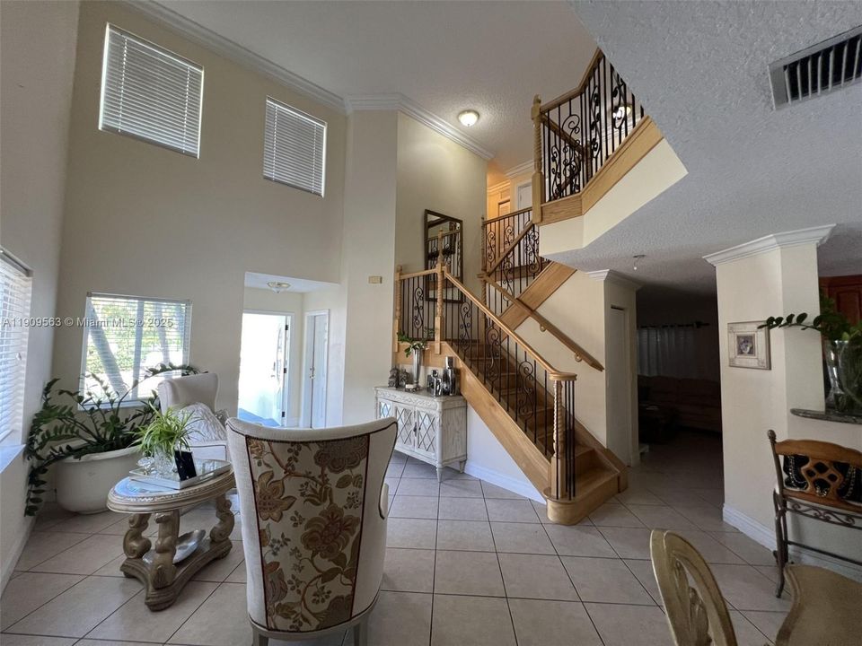 Под контрактом: $599,000 (4 спален, 2 ванн, 2231 Квадратных фут)