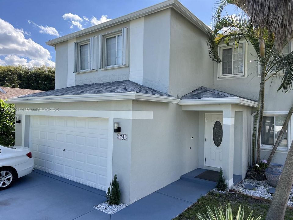 Под контрактом: $599,000 (4 спален, 2 ванн, 2231 Квадратных фут)