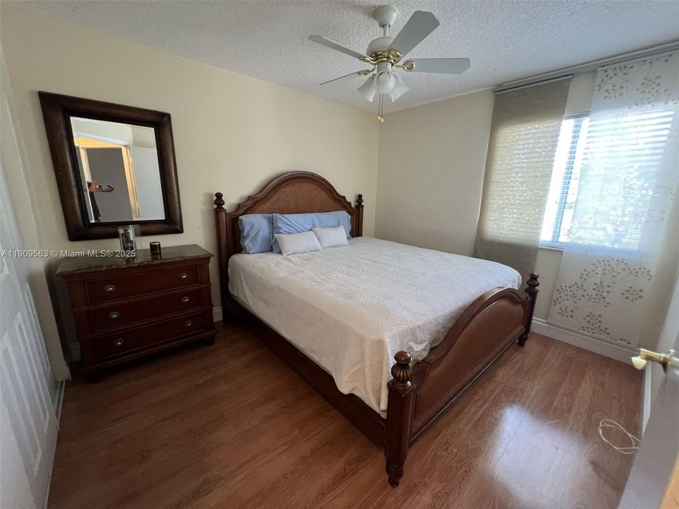 Под контрактом: $599,000 (4 спален, 2 ванн, 2231 Квадратных фут)