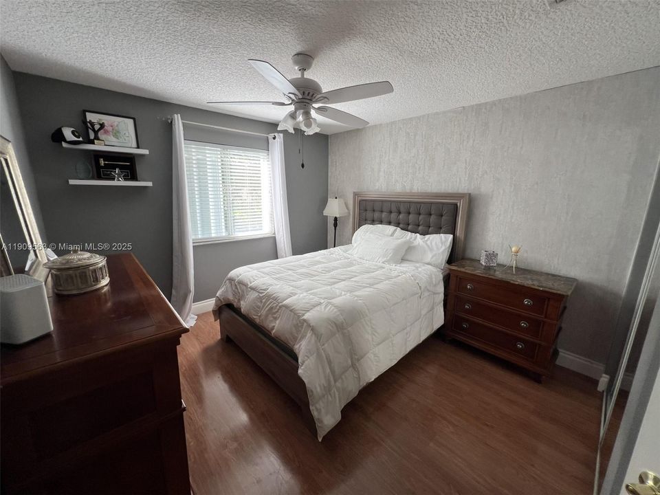 Под контрактом: $599,000 (4 спален, 2 ванн, 2231 Квадратных фут)