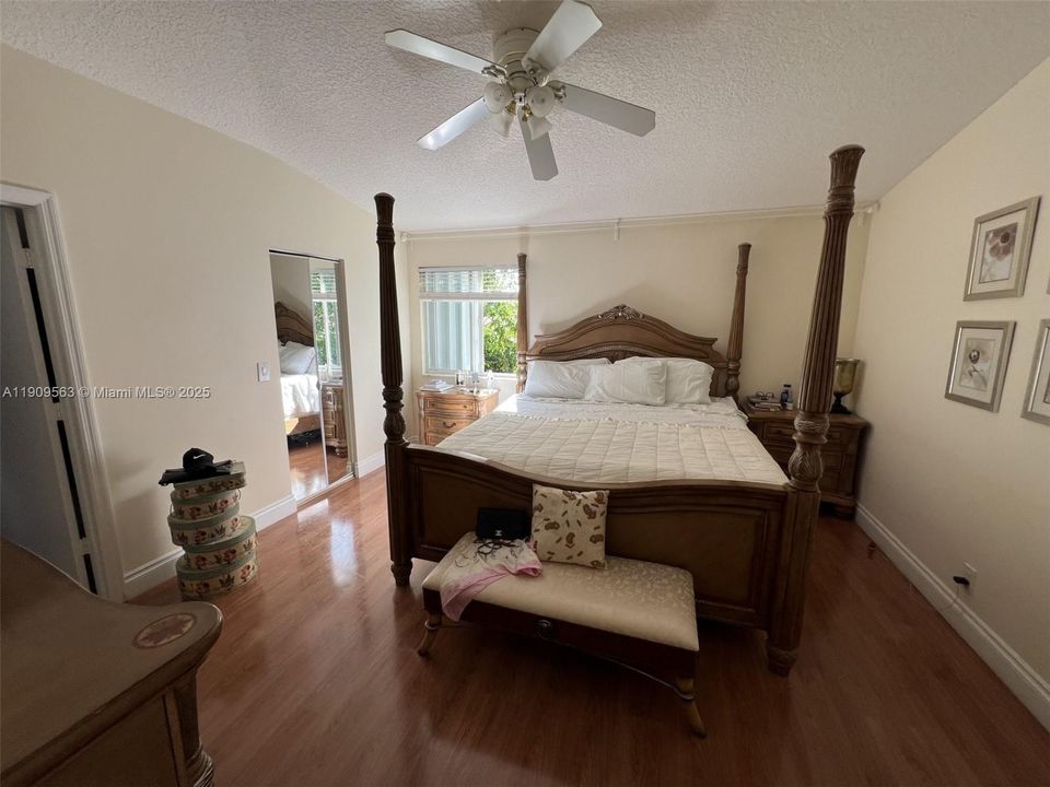 Под контрактом: $599,000 (4 спален, 2 ванн, 2231 Квадратных фут)