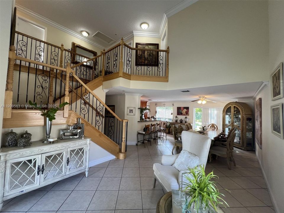 Под контрактом: $599,000 (4 спален, 2 ванн, 2231 Квадратных фут)