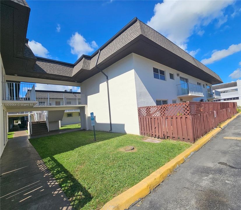 Active With Contract: $2,100 (2 beds, 1 baths, 866 Square Feet)