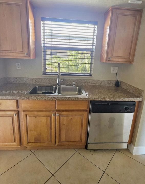 Active With Contract: $2,100 (2 beds, 1 baths, 866 Square Feet)