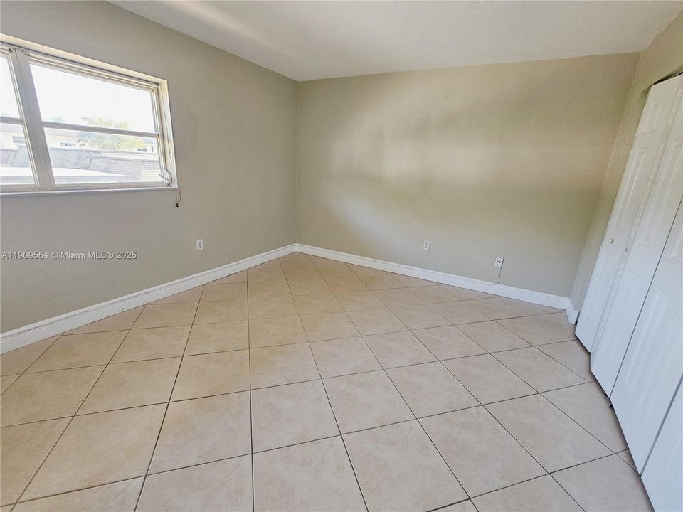 Active With Contract: $2,100 (2 beds, 1 baths, 866 Square Feet)