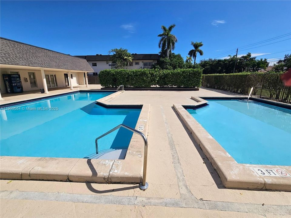 Active With Contract: $2,100 (2 beds, 1 baths, 866 Square Feet)