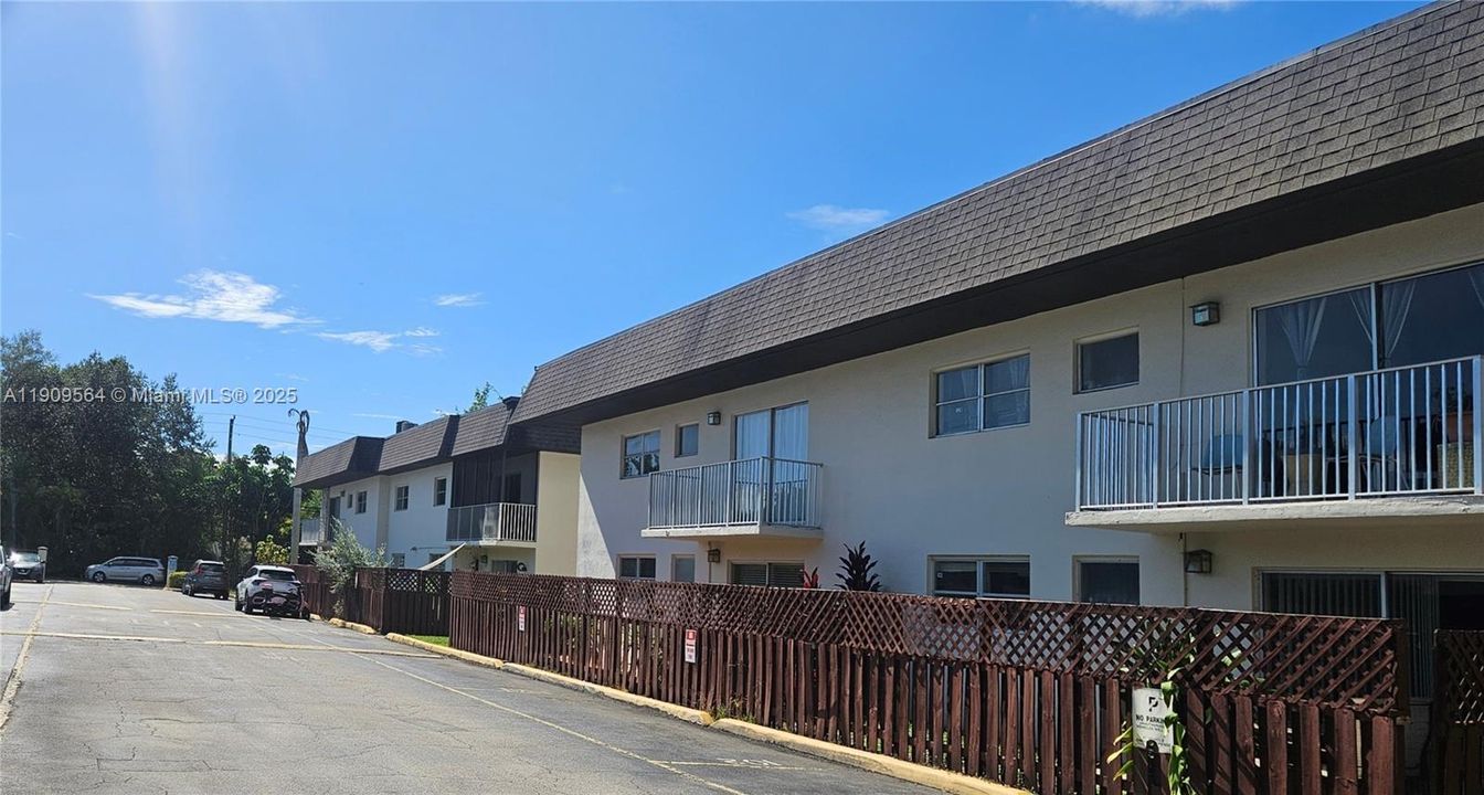 Active With Contract: $2,100 (2 beds, 1 baths, 866 Square Feet)