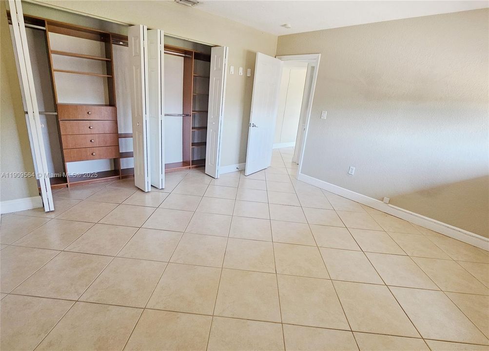 Active With Contract: $2,100 (2 beds, 1 baths, 866 Square Feet)