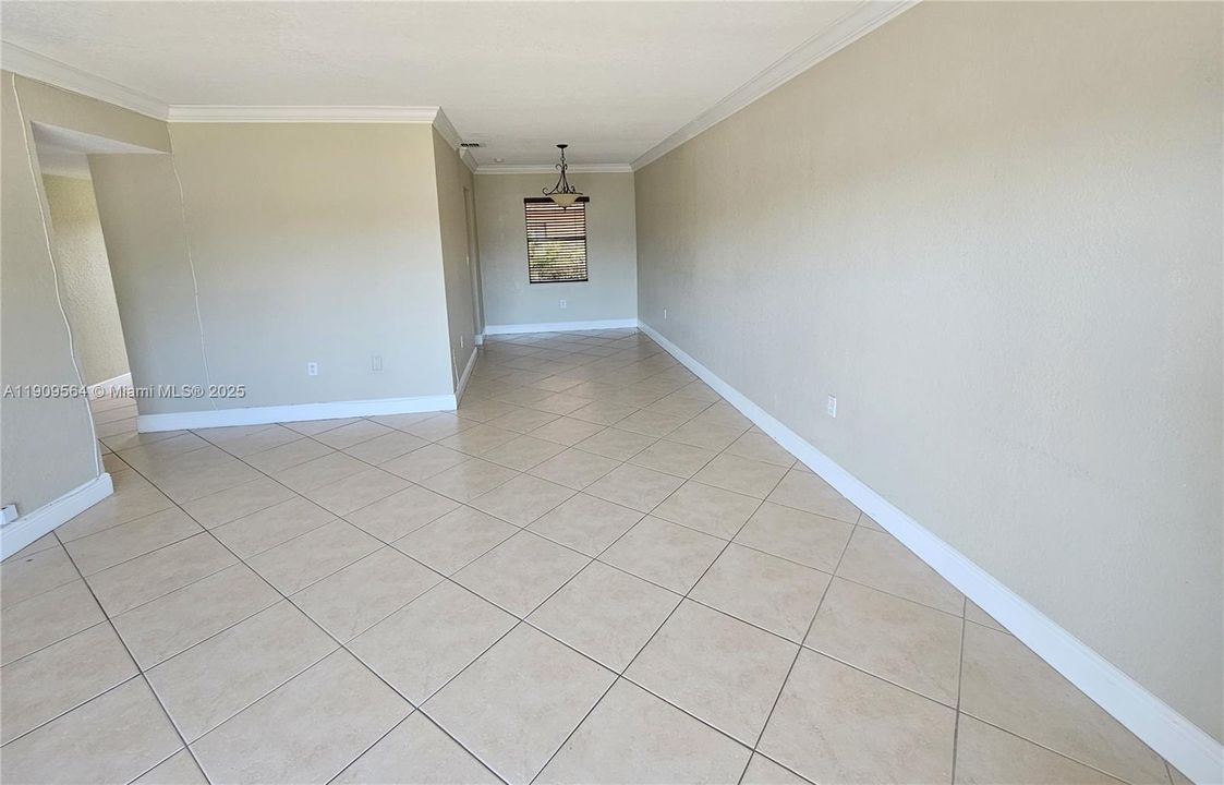 Active With Contract: $2,100 (2 beds, 1 baths, 866 Square Feet)