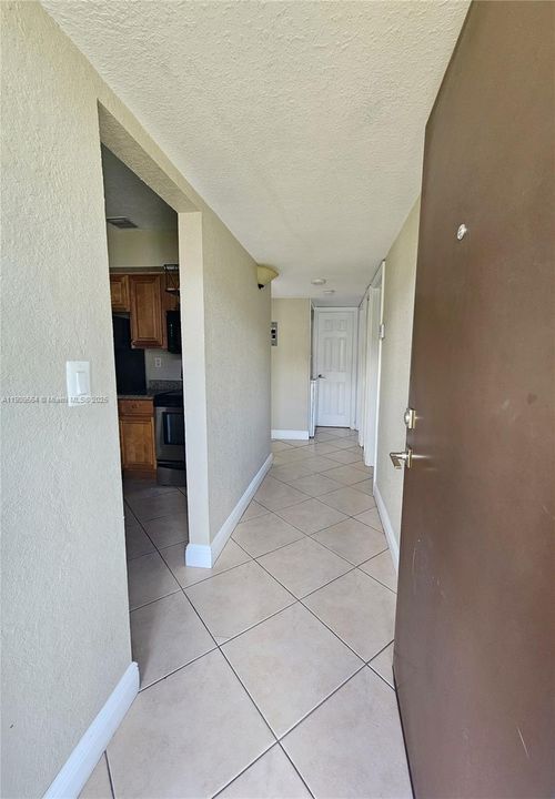 Active With Contract: $2,100 (2 beds, 1 baths, 866 Square Feet)