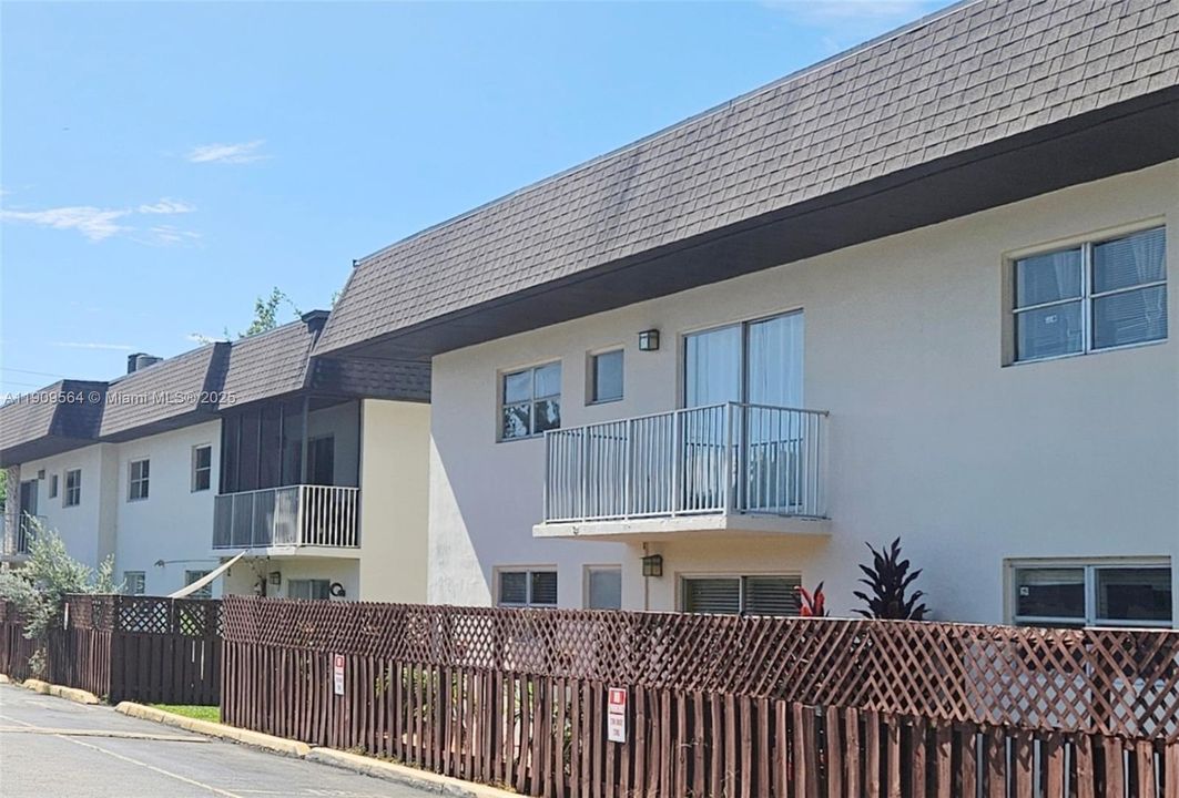 Active With Contract: $2,100 (2 beds, 1 baths, 866 Square Feet)