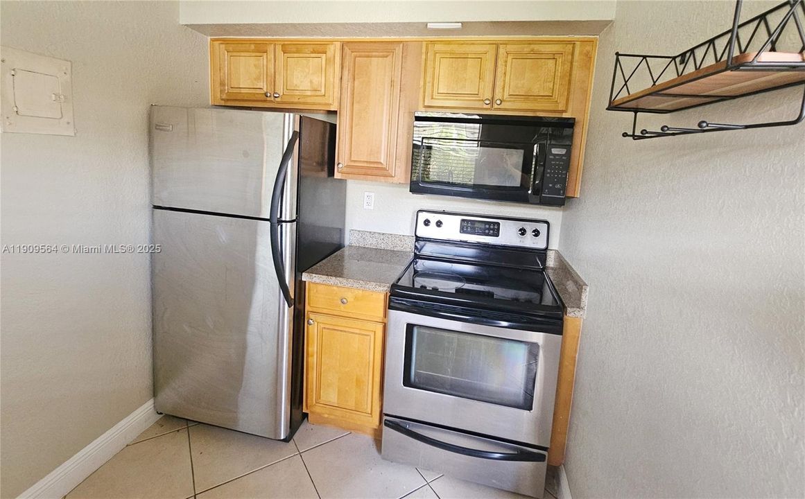 Active With Contract: $2,100 (2 beds, 1 baths, 866 Square Feet)