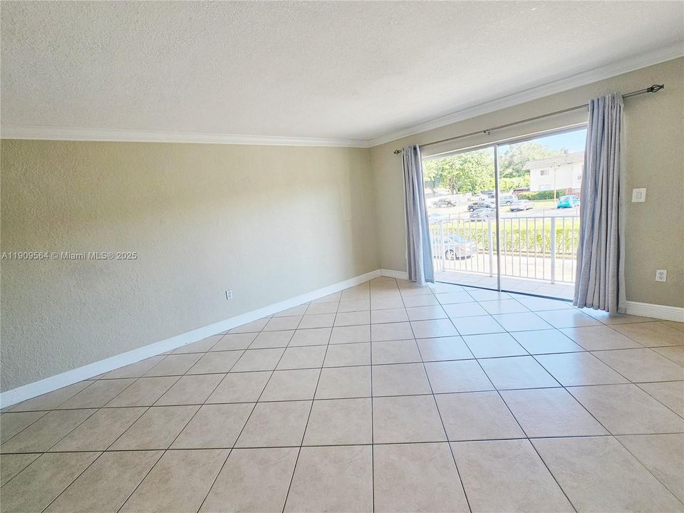 Active With Contract: $2,100 (2 beds, 1 baths, 866 Square Feet)