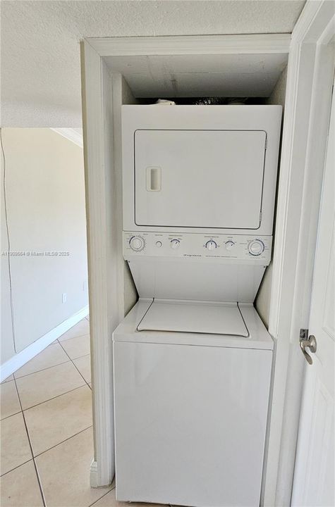 Active With Contract: $2,100 (2 beds, 1 baths, 866 Square Feet)