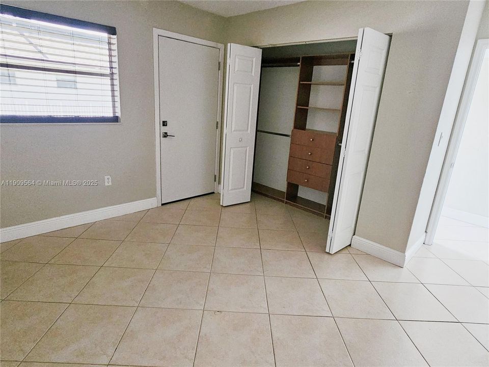 Active With Contract: $2,100 (2 beds, 1 baths, 866 Square Feet)