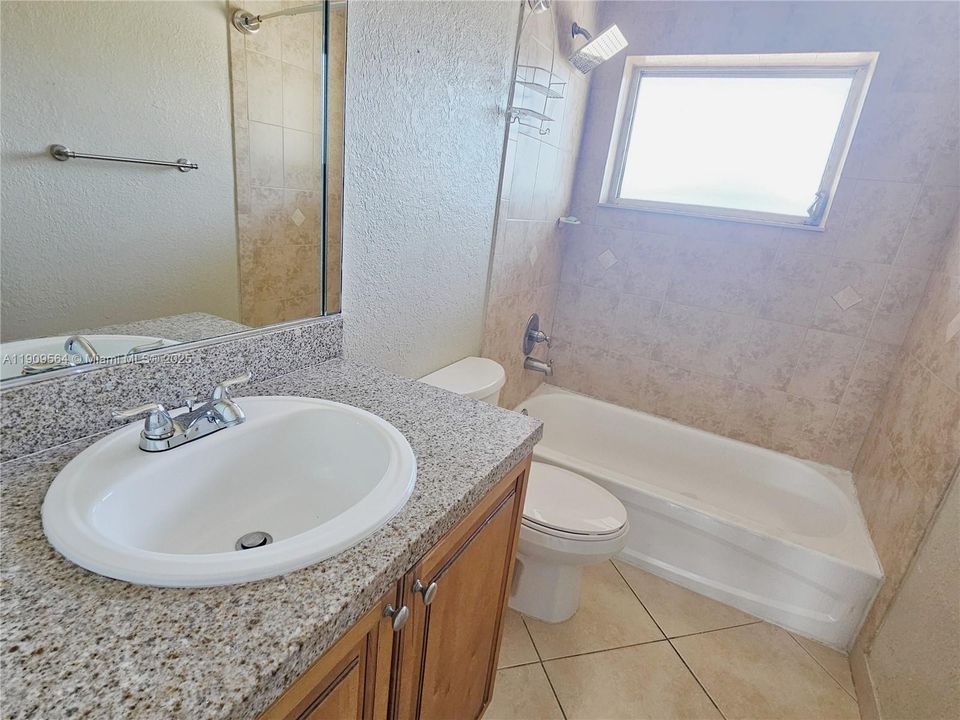 Active With Contract: $2,100 (2 beds, 1 baths, 866 Square Feet)