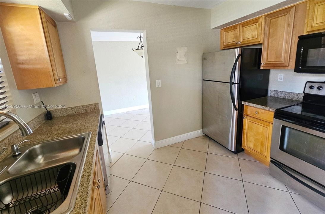 Active With Contract: $2,100 (2 beds, 1 baths, 866 Square Feet)