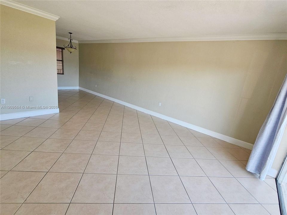 Active With Contract: $2,100 (2 beds, 1 baths, 866 Square Feet)