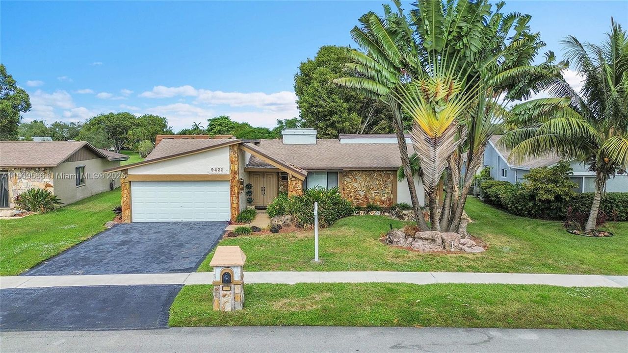 Под контрактом: $580,000 (3 спален, 2 ванн, 1715 Квадратных фут)