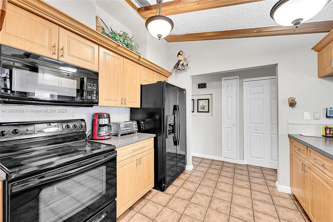 Под контрактом: $580,000 (3 спален, 2 ванн, 1715 Квадратных фут)