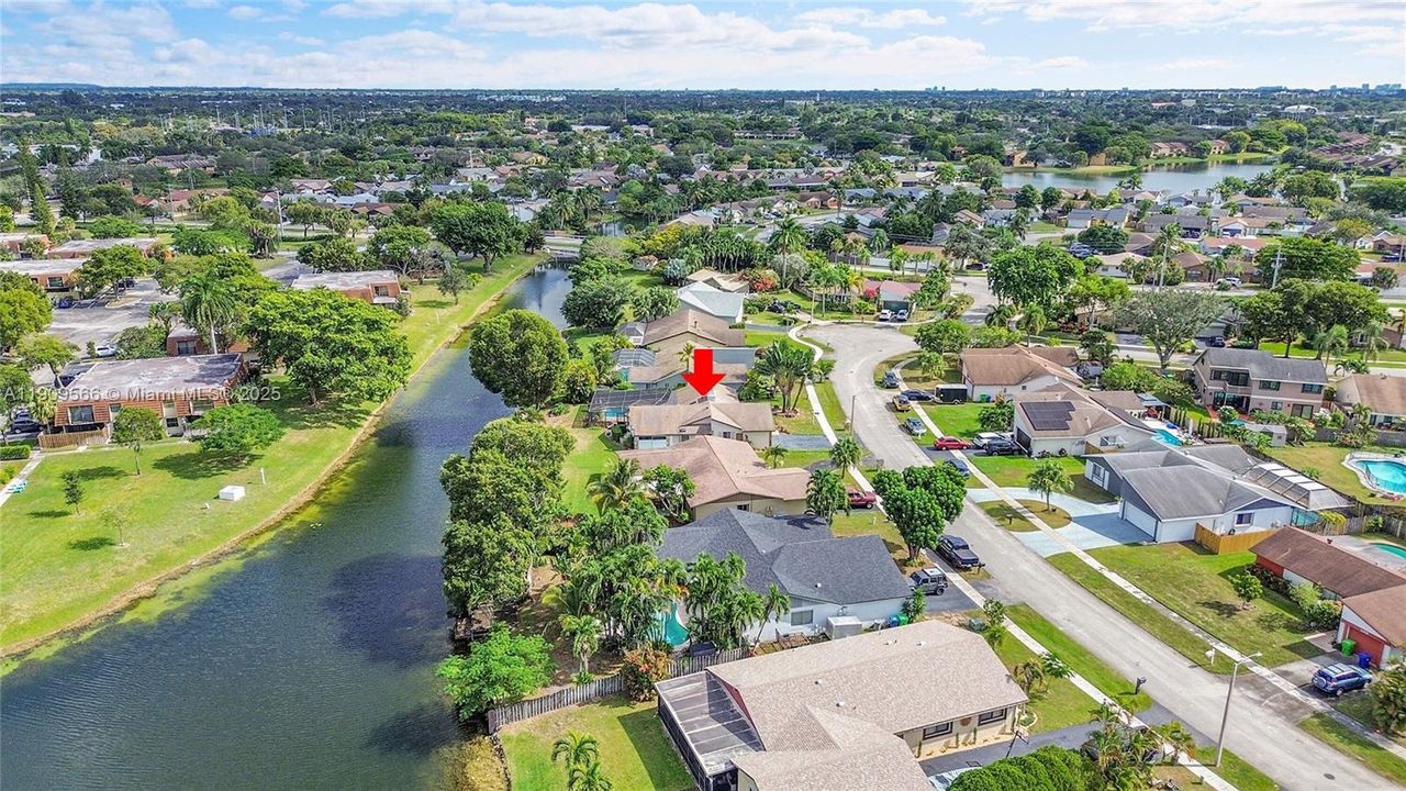 Под контрактом: $580,000 (3 спален, 2 ванн, 1715 Квадратных фут)